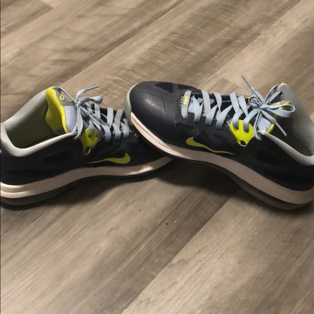 Men’s size 8.5 lebron season 9 low tops.